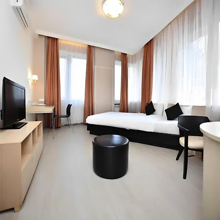 Hotel Esr *