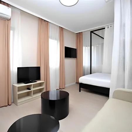 Esr Hotel *